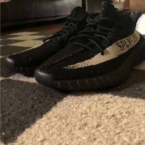 Men’s Adidas Yeezy Boost 350 V2 “Oreo” 

Black And White Size - 7